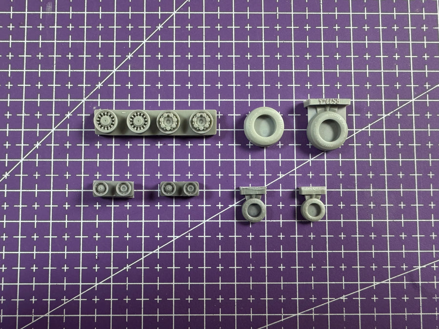 1/72 Scale Resin Aircraft Wheel and Landing Gear Model Kit - unpainted resin model kit