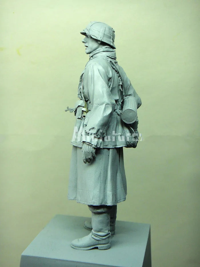 1/16 WWII German Infantryman with Rifle and Pack, Resin Model Figure Kit, Unassembled and Unpainted