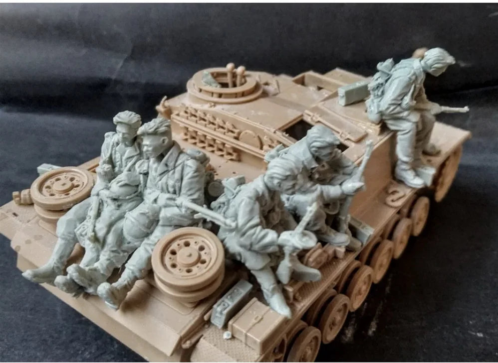 1/35 WWII German Panzer Crew and Infantry, 5 Figures, Resin Model Figure Kit, Unassembled and Unpainted