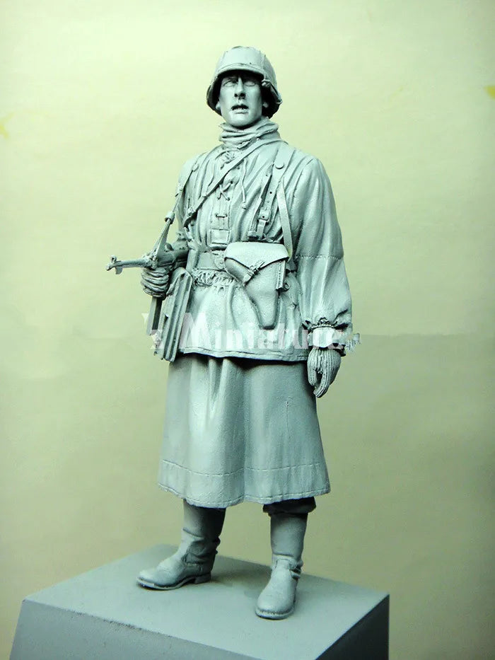 1/16 WWII German Infantryman with Rifle and Pack, Resin Model Figure Kit, Unassembled and Unpainted