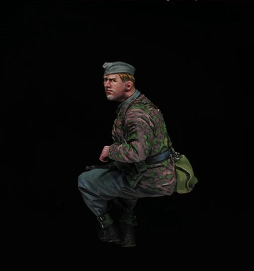 1/35 WWI German Infantry Seated Observing, 2 Figures, Resin Model Figure Kit, Unassembled and Unpainted