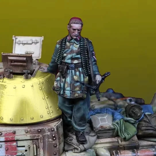 1/35 Modern Combat Soldier in Advancing Pose, Resin Model Figure Kit, Unassembled and Unpainted