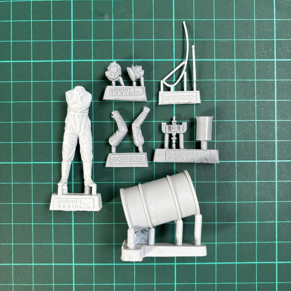 1/35 WWII Soviet Soldier Fueling Tank, Resin Model Figure Kit, Unassembled and Unpainted