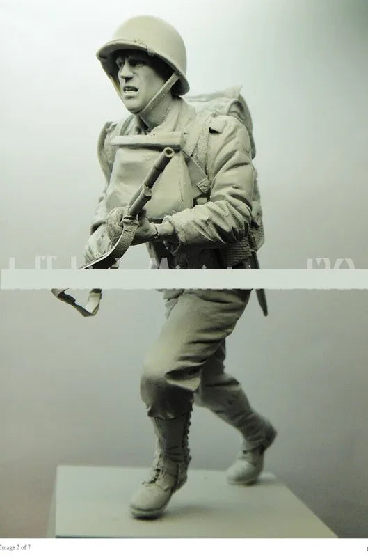 1/16 WWI British Infantryman Advancing with Fixed Bayonet, Resin Model Figure Kit, Unassembled and Unpainted