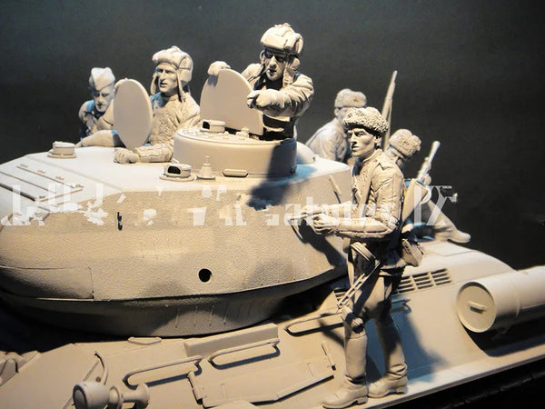 1/16 WWII German Panzer Crew in Combat Positions, 7 Figures, Resin Model Figure Kit, Unassembled and Unpainted