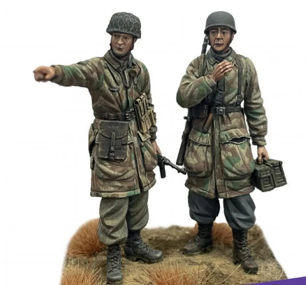 1/35 WWII German Infantry Sergeant Pointing with Rifleman, 2 Figures, Resin Model Figure Kit, Unassembled and Unpainted
