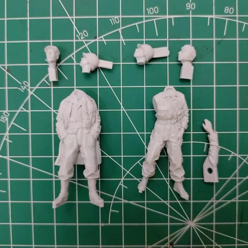 1/35 WWII American Tank Crew Standing, 2 Figures, Resin Model Figure Kit, Unassembled and Unpainted