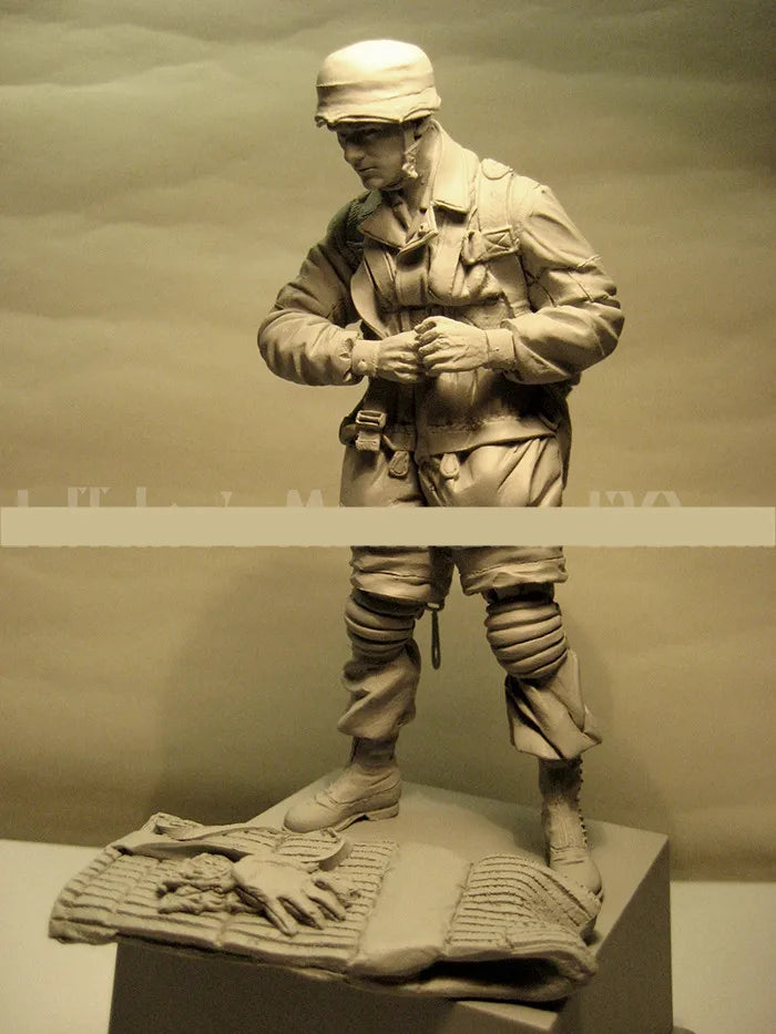 1/16 WWII German Machine Gunner with Ammo Belts, Resin Model Figure Kit, Unassembled and Unpainted