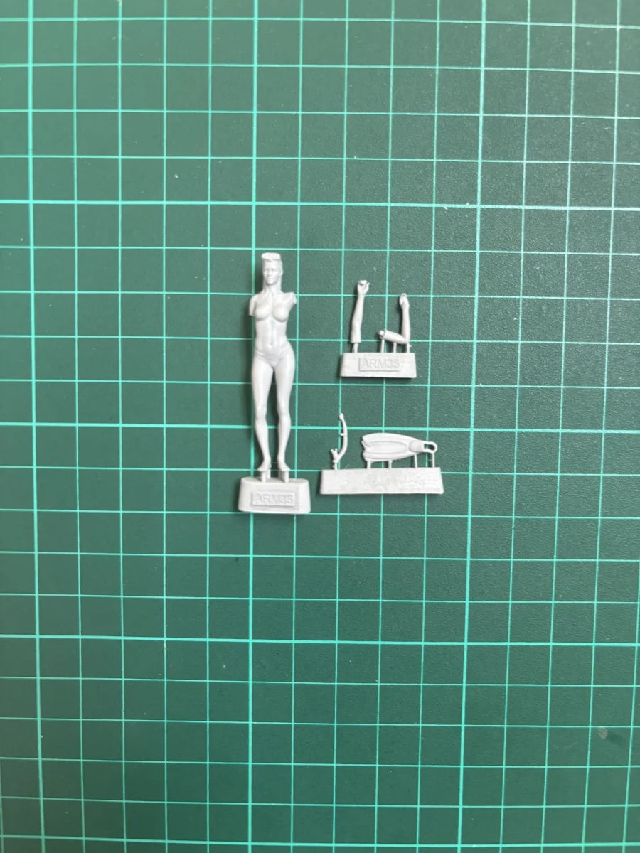 1/35 Female Diver with Diving Gear, Resin Model Figure Kit, Unassembled and Unpainted