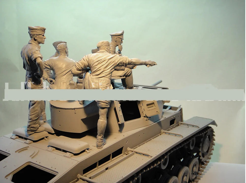 1/16 WWII Soldiers & Tank, 7 Figures, Resin Model Diorama Kit, Unassembled and Unpainted