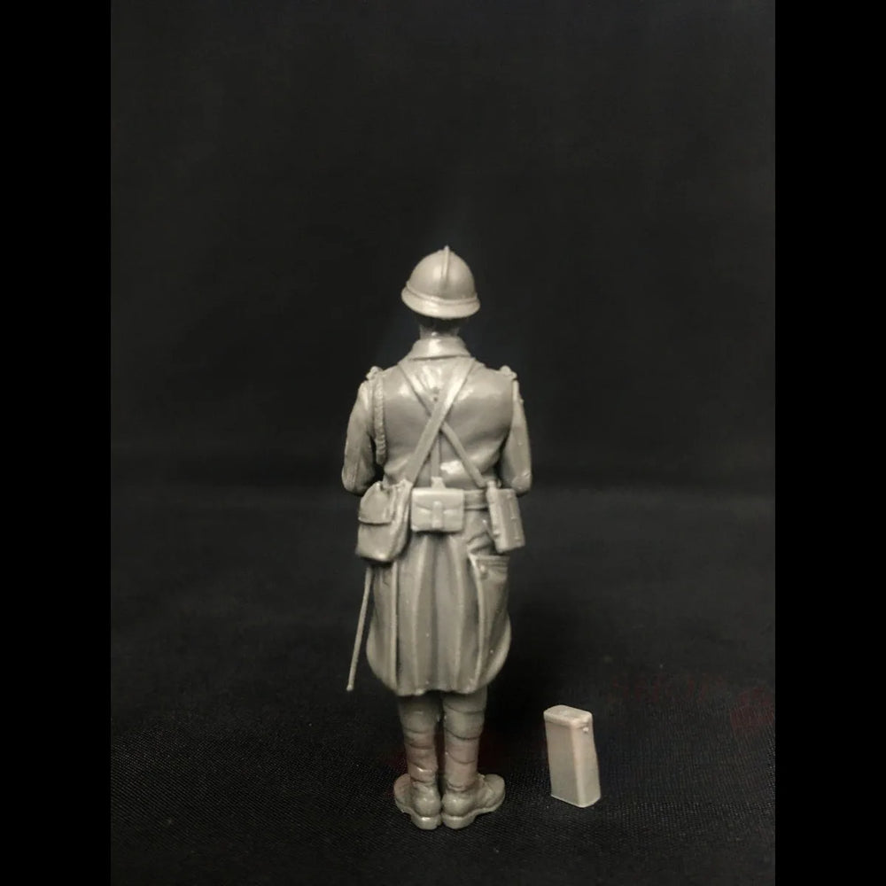 1/35 WWI Soldier with Pith Helmet, Resin Model Figure Kit, Unassembled and Unpainted