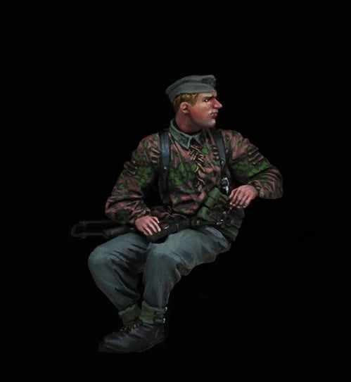 1/35 WWI German Infantry Seated Observing, 2 Figures, Resin Model Figure Kit, Unassembled and Unpainted