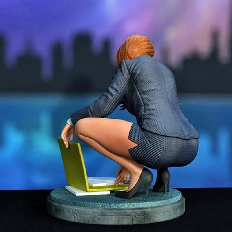 1/24 Modern Seated Female Secretary, Resin Model Figure Kit, Unassembled and Unpainted