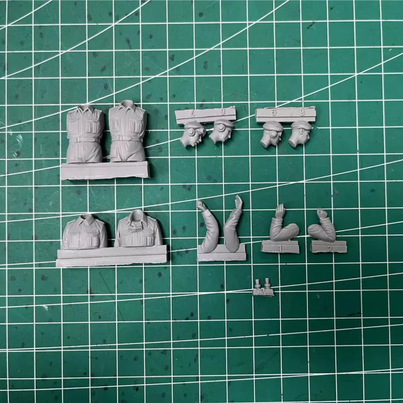 1/35 WWII British Tank Crew in Berets and Caps, 4 Figures, Resin Model Figure Kit, Unassembled and Unpainted
