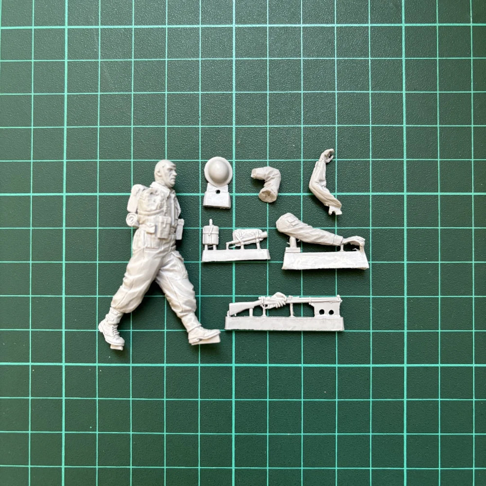 1/35 WWII British Infantryman Advancing with Rifle, Resin Model Figure Kit, Unassembled and Unpainted