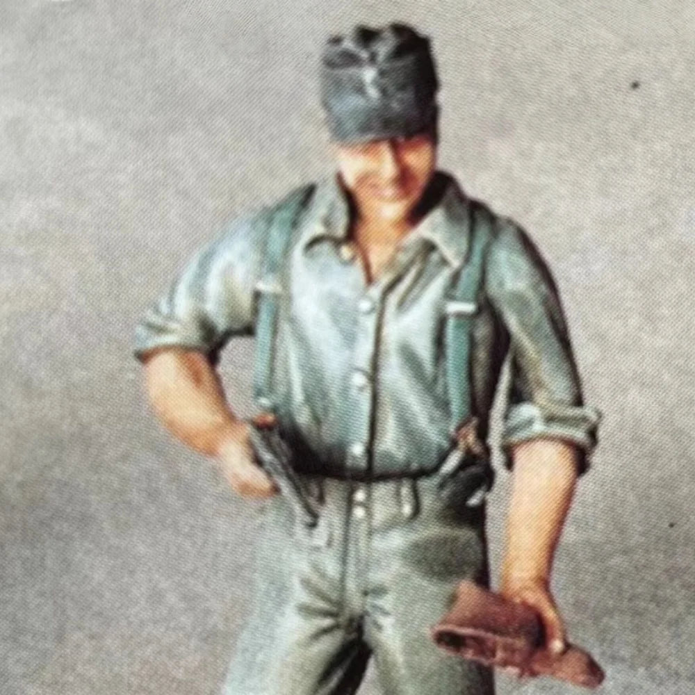 1/35 WWII German Infantry with Rolled Sleeves, Resin Model Figure Kit, Unassembled and Unpainted