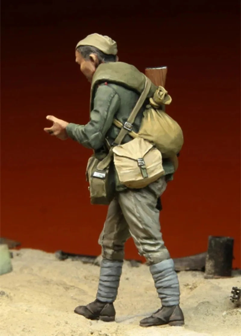 1/35 WWII Soviet Infantryman Kursk 1943, Resin Model Figure Kit, Unassembled and Unpainted
