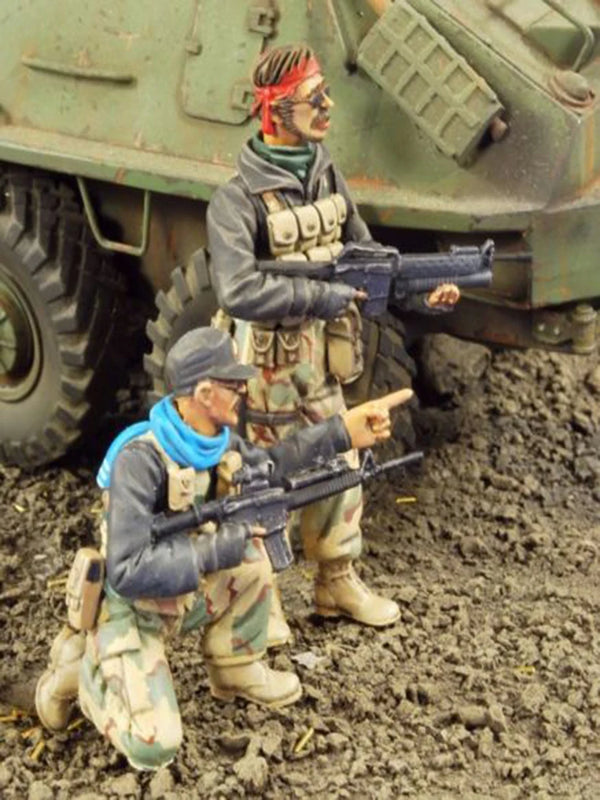 1/35 Modern Soldiers with Red Helmet and Blue Beret, 2 Figures, Resin Model Figure Kit, Unassembled and Unpainted
