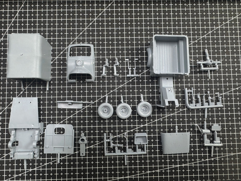 1/32 Modern Three-Wheeled Cargo Vehicle, Resin Model Vehicle Kit, Unassembled and Unpainted