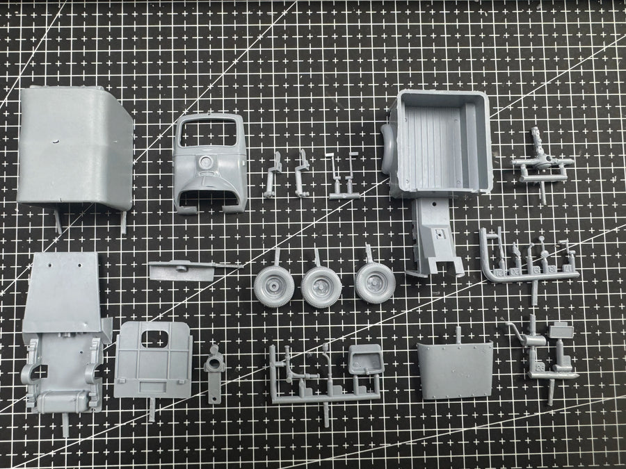 Three-Wheeled Auto Rickshaw Pickup Truck 1/32 Resin Model Kit - resin model view 2