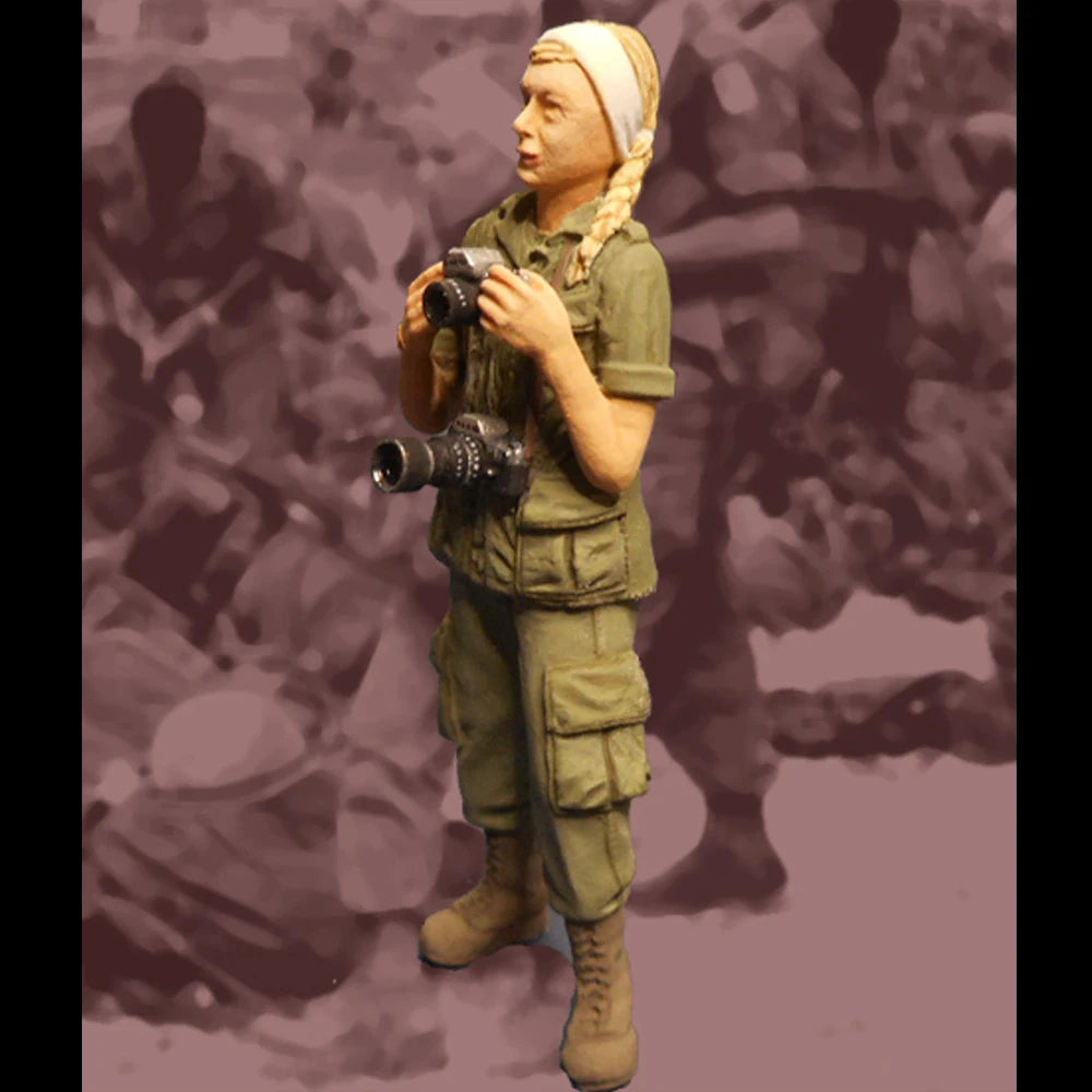 1/35 Modern War Correspondent with Camera, Resin Model Figure Kit, Unassembled and Unpainted