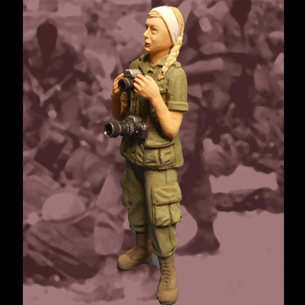 1/35 Modern War Correspondent with Camera, Resin Model Figure Kit, Unassembled and Unpainted