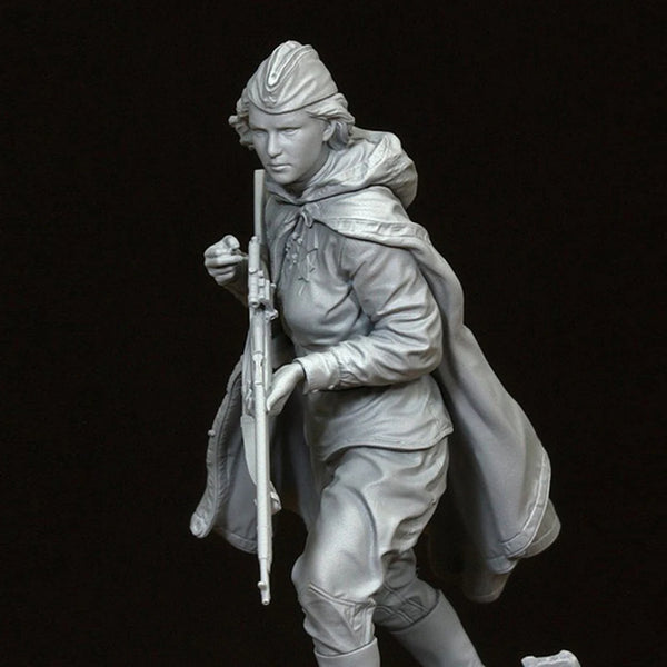 1/35 WWII Soviet Soldier Advancing in Winter, Resin Model Figure Kit, Unassembled and Unpainted