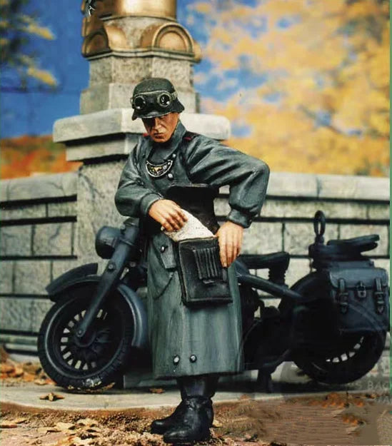 1/35 WWII German Motorcycle Dispatch Rider with Flying Goggles, Resin Model Figure Kit, Unassembled and Unpainted