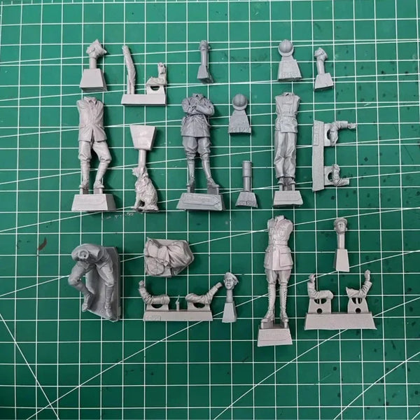 1/35 WWI French Tank Crew with Dog Mascot, 5 Figures, Resin Model Figure Kit, Unassembled and Unpainted