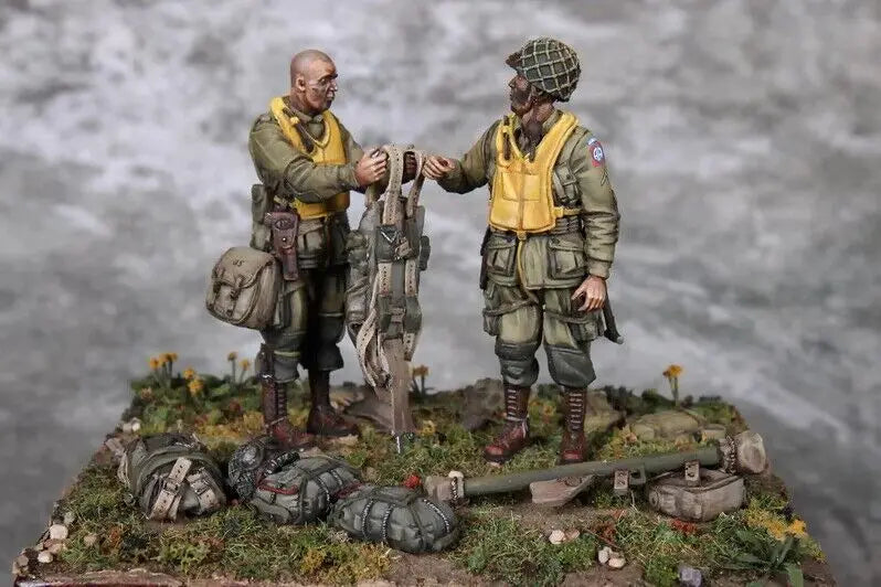 1/35 WWII Soviet Infantry with Life Vest and NCO, 2 Figures, Resin Model Figure Kit, Unassembled and Unpainted