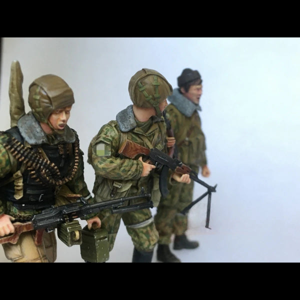 1/35 Modern Russian Infantry with Ammunition Bandolier, 3 Figures, Resin Model Figure Kit, Unassembled and Unpainted