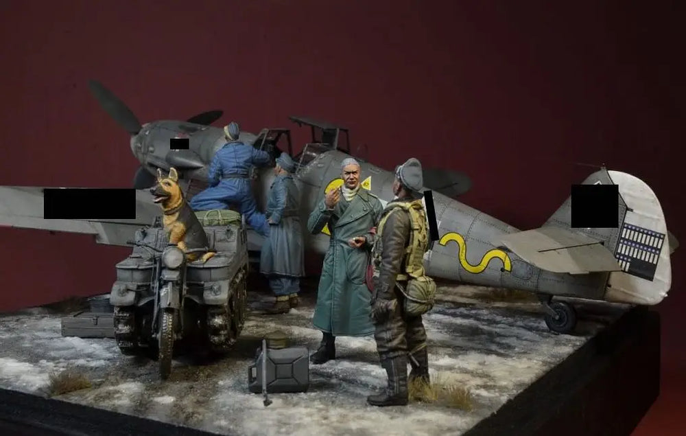 1/35 WWII Airfield, 8 Figures, Resin Model Diorama Kit, Unassembled and Unpainted