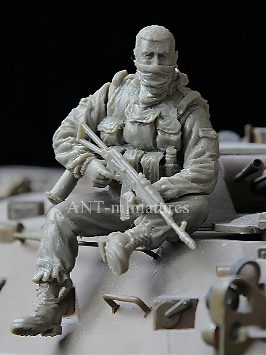 1/35 Modern Rifleman Kneeling in Firing Stance, Resin Model Figure Kit, Unassembled and Unpainted