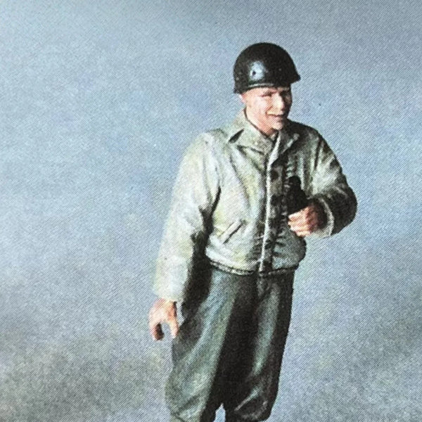 1/35 WWII Soviet Infantryman in Khaki Tunic Advancing, Resin Model Figure Kit, Unassembled and Unpainted