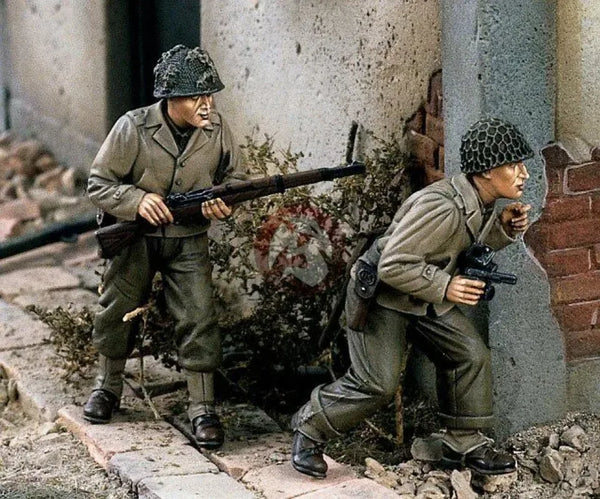 1/35 WWII US Infantry European Theater, 2 Figures, Resin Model Figure Kit, Unassembled and Unpainted