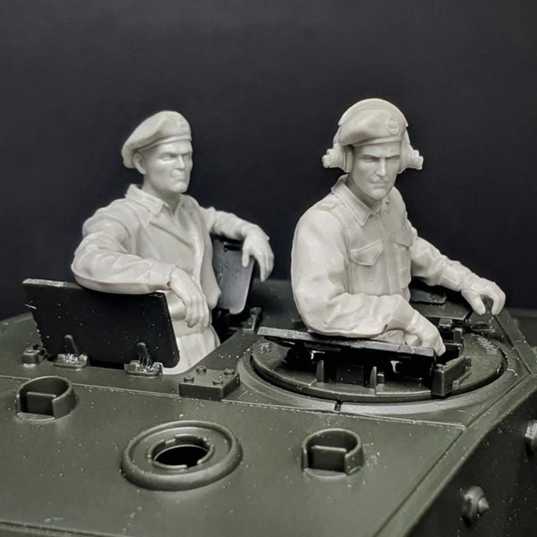 1/35 WWII German Panzer Crew in Tank Turrets, 4 Figures, Resin Model Figure Kit, Unassembled and Unpainted