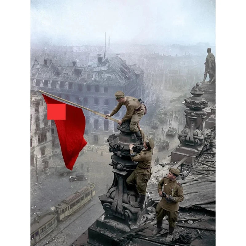 1/35 WWII Soviet Red Army with Flag, 3 Figures, Resin Model Figure Kit, Unassembled and Unpainted
