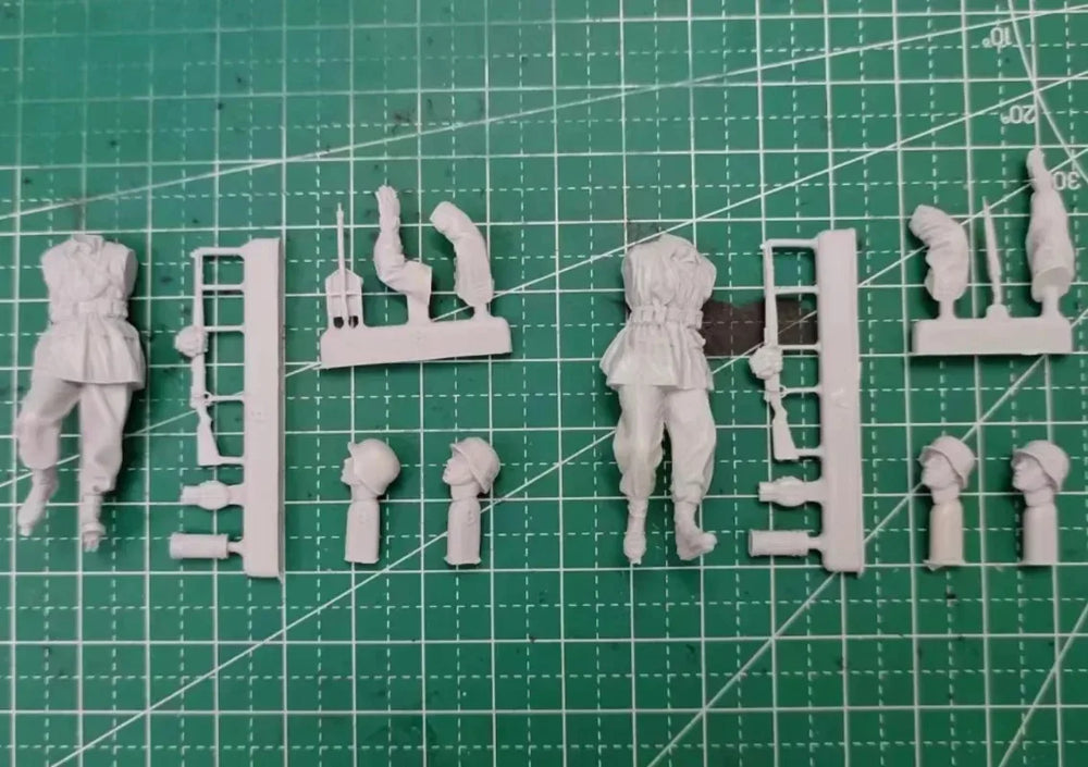 1/35 WWII Soviet Infantry Soldiers, 2 Figures, Resin Model Figure Kit, Unassembled and Unpainted