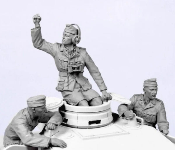 1/35 WWII German Panzer Crew Victory Pose, 3 Figures, Resin Model Figure Kit, Unassembled and Unpainted