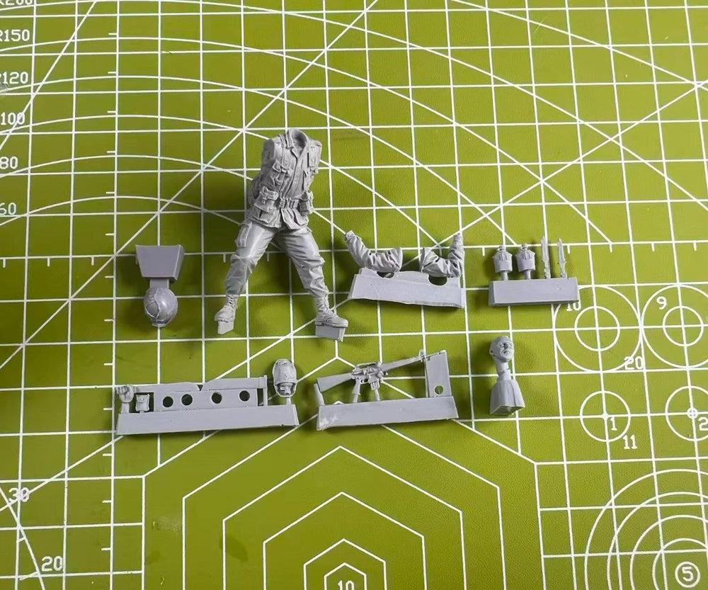 1/35 WWII US Infantry Charging with Bayonet, Resin Model Figure Kit, Unassembled and Unpainted