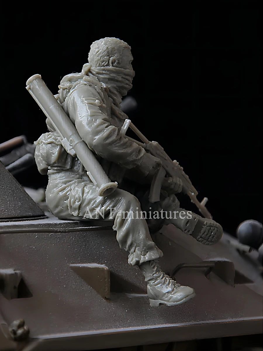 1/35 Modern Rifleman Kneeling in Firing Stance, Resin Model Figure Kit, Unassembled and Unpainted
