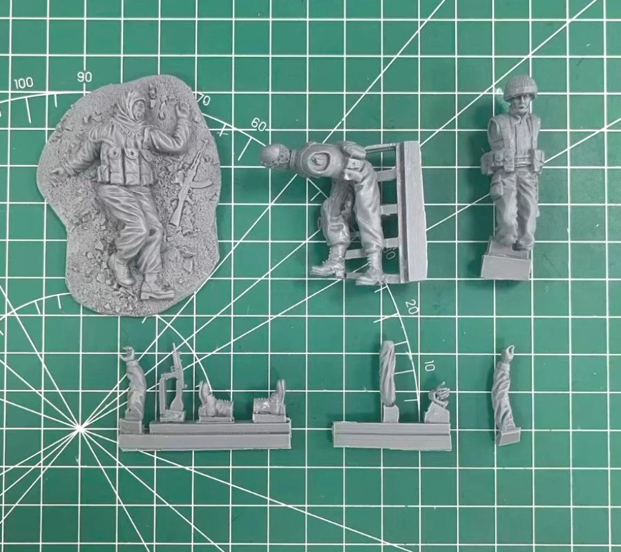 1/35 Modern Soldier Assisting Wounded Comrade, 2 Figures, Resin Model Figure Kit, Unassembled and Unpainted