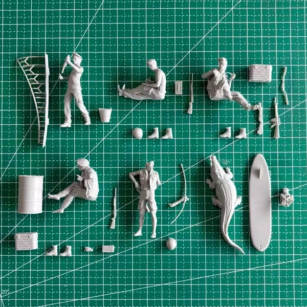 1/35 Naval Crew & Crocodiles, 10 Figures, Resin Model Figure Kit, Military Theme, Unassembled and Unpainted