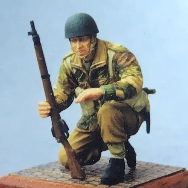 1/35 WWII German Infantryman Crouching with Rifle, Resin Model Figure Kit, Unassembled and Unpainted
