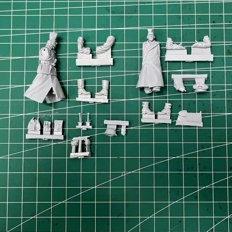1/35 WWII German Soldiers in Overcoats, 2 Figures, Resin Model Figure Kit, Unassembled and Unpainted