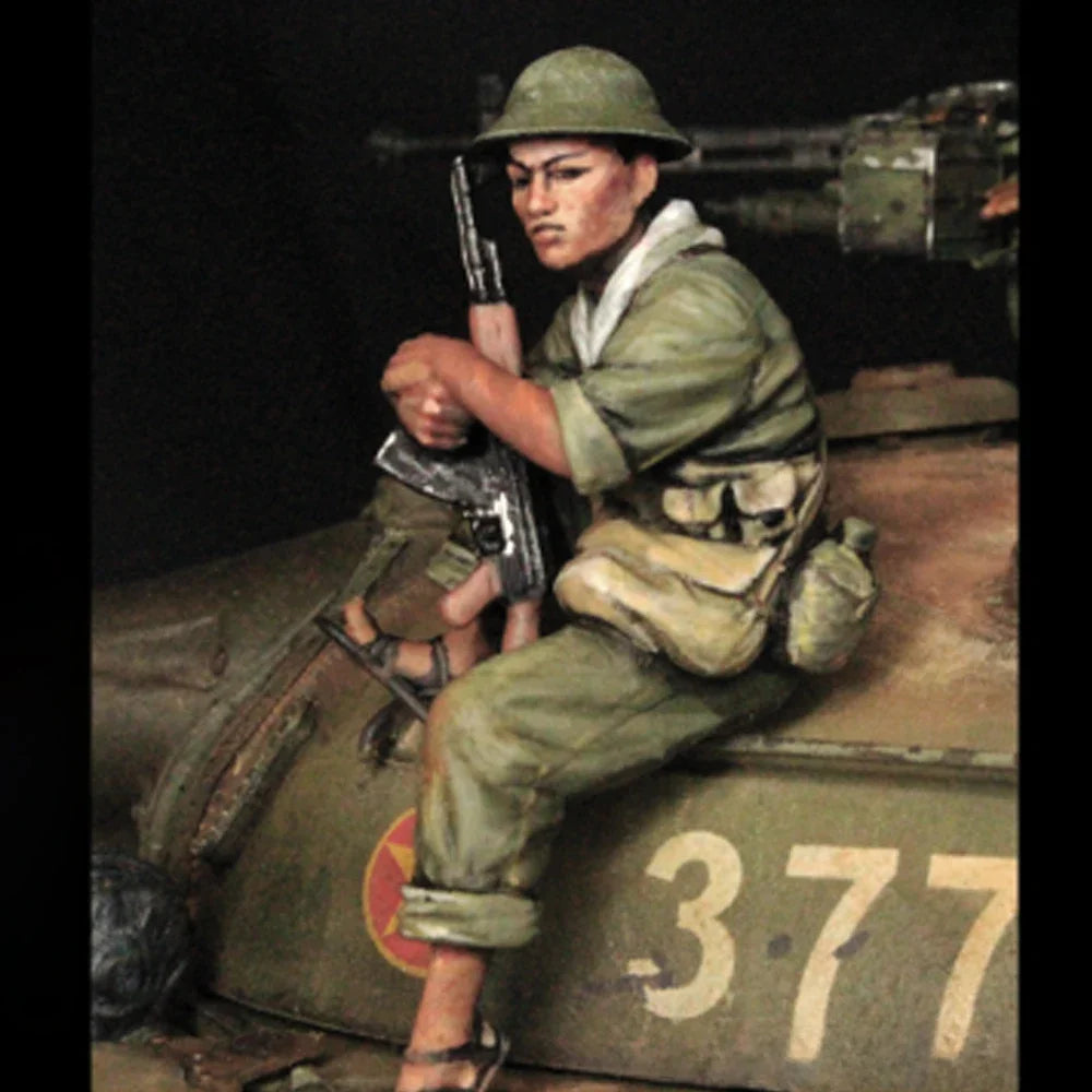 1/35 Vietnam War NVA Soldier Mounted on Tank with Rifle, Resin Model Figure Kit, Unassembled and Unpainted