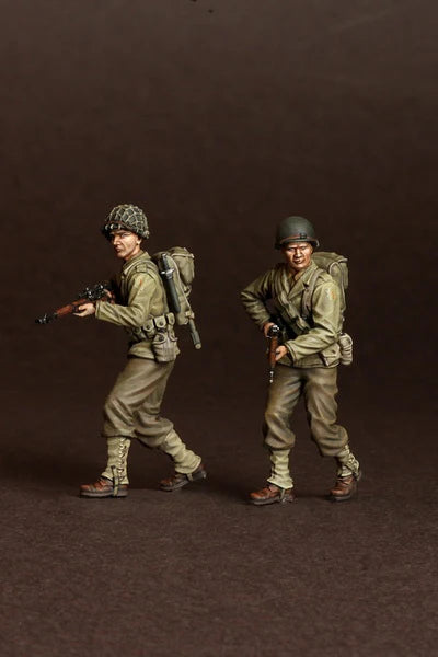1/35 WWII US Infantry Advancing with Rifles, 2 Figures, Resin Model Figure Kit, Unassembled and Unpainted