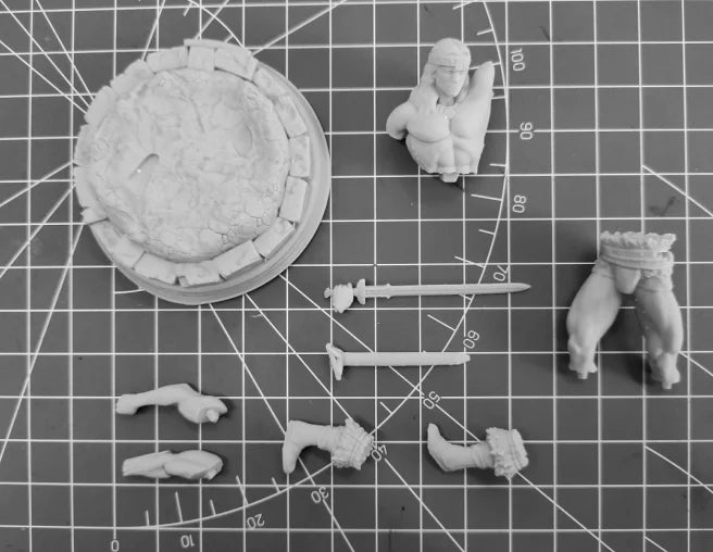 1/24 Muscular Barbarian Raising Sword, Resin Model Figure Kit, Fantasy Theme, Unassembled and Unpainted