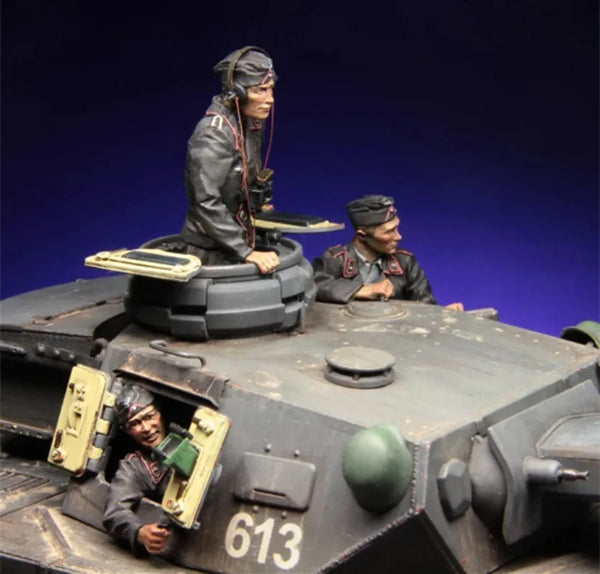 1/35 WWII German Panzer Commander in Goggles with Crew, 3 Figures, Resin Model Figure Kit, Unassembled and Unpainted