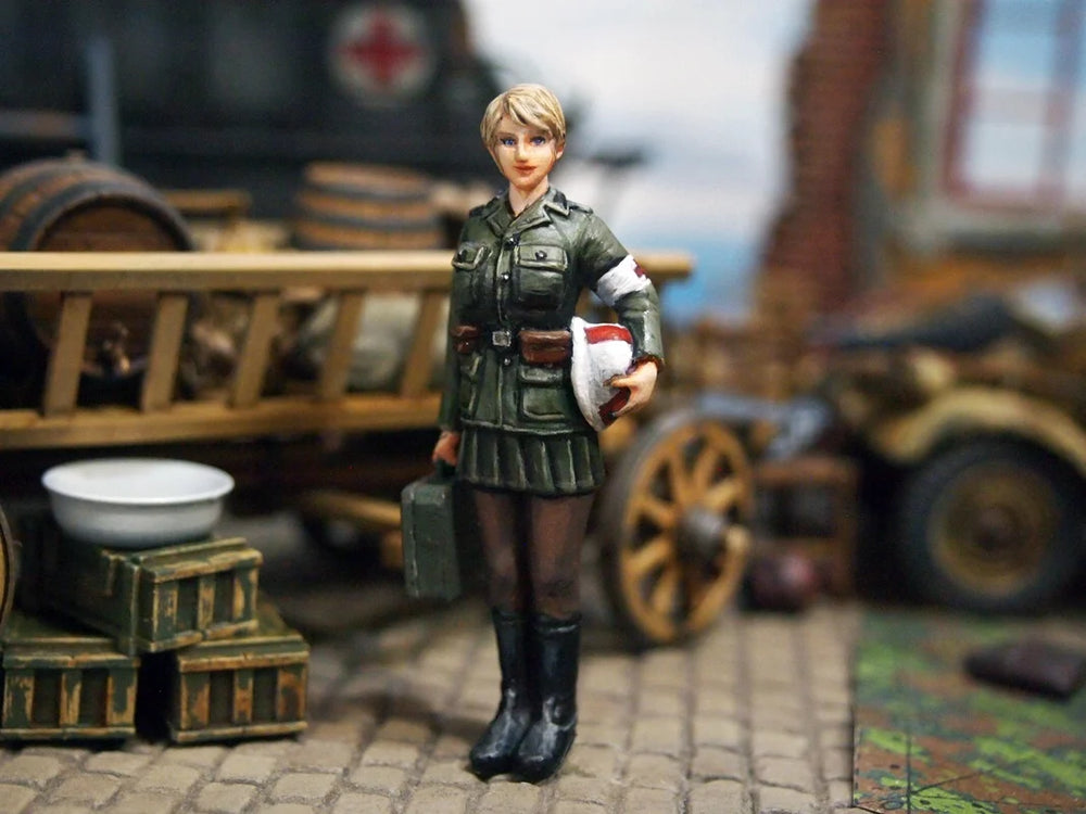 1/35 WWI Female Ambulance Attendant, Resin Model Figure Kit, Unassembled and Unpainted